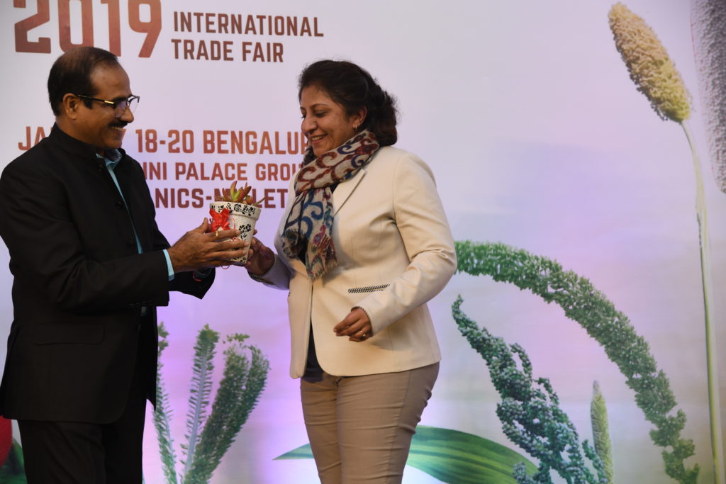 Sonia Prashar, CEO of NürnbergMesse India, receiving an award at Jaivik India Awards 2019