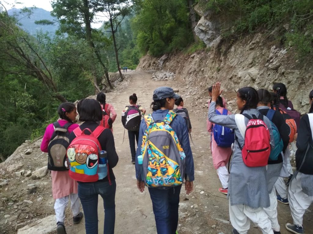 School kids plekking in Great Himalayan National Park